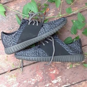 Steve Madden Black & Gray Sneakers Size 6